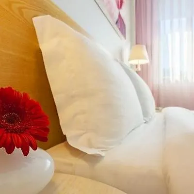 Hf Fenix Garden Hotell